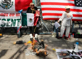 Activistas se manifestaron frente a Embajada de EU en México por llegada de Trump a la Casa Blanca