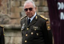 Se Comenta Solo Con / El Cerco