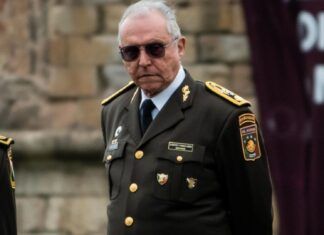 Se Comenta Solo Con / El Cerco