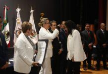 Poder Público / Estudiantes nicolaitas reciben medalla «Dr. Ignacio Chávez Sánchez» de manos de la Rectora de la UMSNH