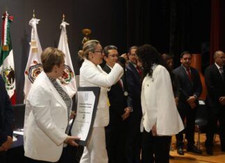 Poder Público / Estudiantes nicolaitas reciben medalla «Dr. Ignacio Chávez Sánchez» de manos de la Rectora de la UMSNH
