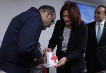 Entrega Rosi Wong Donativo al Iniciar Colecta de la Cruz Roja en Tecámac