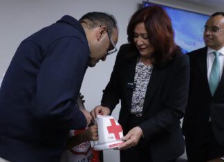 Entrega Rosi Wong Donativo al Iniciar Colecta de la Cruz Roja en Tecámac