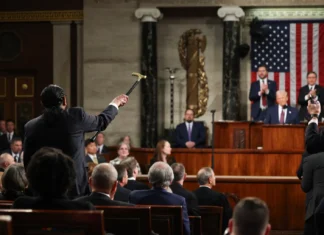 Expulsan a congresista demócrata por interrumpir discurso de Trump