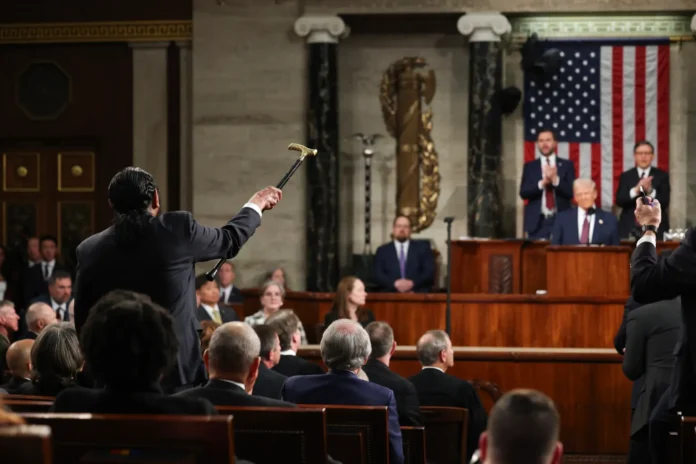 el-congresista-democrata-al-green-expulsado-por-interrumpir-el-discurso-de-trump-1