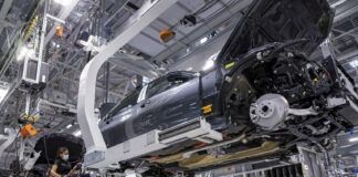 Sheinbaum busca frenar salida de armadoras automotrices por aranceles de Trump; alista nueva reunión con la industria