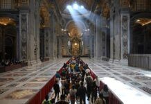 Más de 128 mil personas han pasado por la capilla ardiente para velatorio del Papa