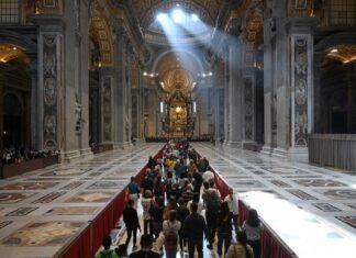 Más de 128 mil personas han pasado por la capilla ardiente para velatorio del Papa