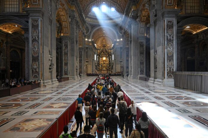 El cuerpo del Papa Francisco reposa en la Basílica de San Pedro antes del funeral