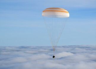 Nave Soyuz regresa a la Tierra con dos astronautas rusos y uno estadounidense