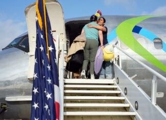 Más de 60 migrantes regresan a sus países en el primer vuelo de autodeportados de Trump