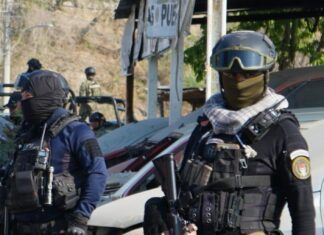 Abandonan cuerpos en deshuesadero de automóviles en Acapulco, Guerrero