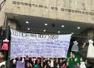 Madre protesta en Segob por el caso de su hija abusada por militares