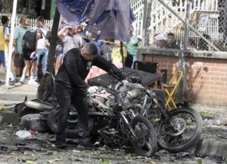 Atacan puestos policiales en Cali con bombas; hay al menos un muerto