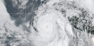 Huracán Simón amenaza con impactar Jalisco y Colima como categoría 3 o 4; Guerrero reporta inundaciones