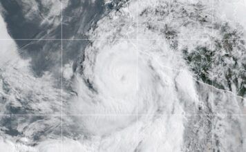 Huracán Simón amenaza con impactar Jalisco y Colima como categoría 3 o 4; Guerrero reporta inundaciones