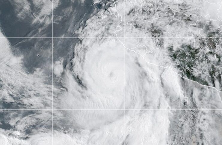 Huracán Simón amenaza con impactar Jalisco y Colima como categoría 3 o 4; Guerrero reporta inundaciones