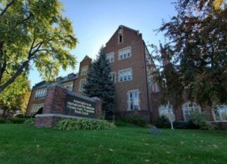 Tiroteo en escuela católica en Minneapolis en EU dejó dos muertos