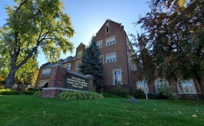 escuela-catolica-en-minneapolis-donde-se-registro-tiroteo-1024x631