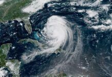 Huracán «Erin» continúa fortaleciéndose y avanza sobre Atlántico occidental