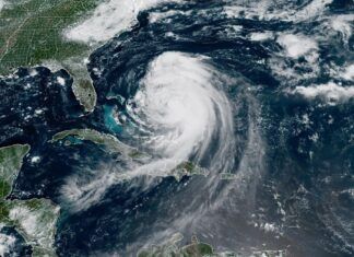 Huracán «Erin» continúa fortaleciéndose y avanza sobre Atlántico occidental