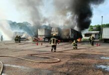 Registran incendio de varios tráileres en inmediaciones de complejo Pajaritos de Pemex
