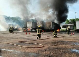 Registran incendio de varios tráileres en inmediaciones de complejo Pajaritos de Pemex