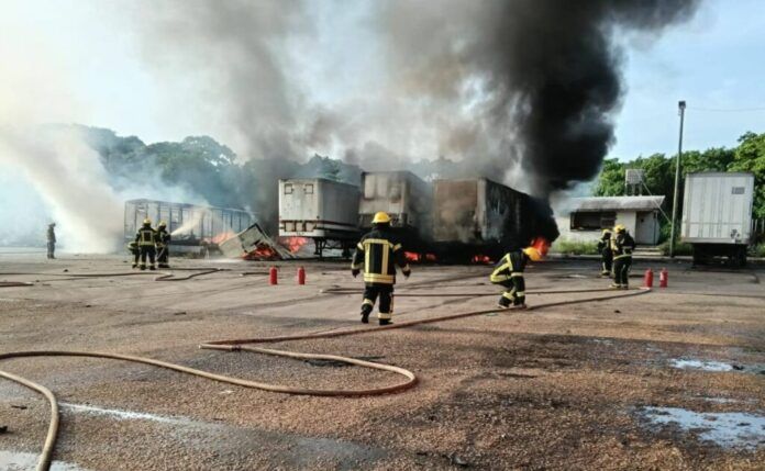 incendio-de-traileres-en-complejo-pajaritos-de-pemex-en-coatzacoalcos-veracruz-1024x631