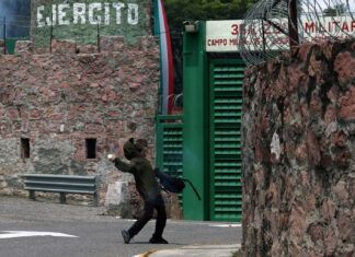 Atacan instalaciones de militares en Chilpancingo, Guerrero, por caso Ayotzinapa