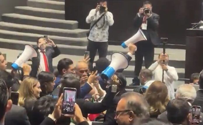 diputados-del-pri-interrumpen-sesion-en-san-lazaro-con-megafonos-y-pancartas-1024x631