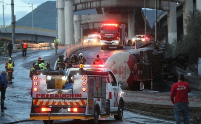 servicios-de-emergencia-atienden-accidente-de-pipa-en-iztapalapa-1024x631