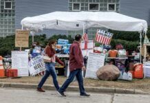 Residentes de Chicago confrontan a agentes federales de EU tras persecución y choque