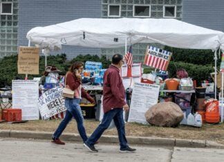 Residentes de Chicago confrontan a agentes federales de EU tras persecución y choque