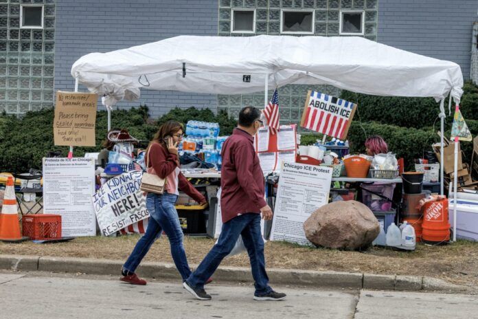 Residentes de Chicago confrontan a agentes federales de EEUU tras una persecución y choque