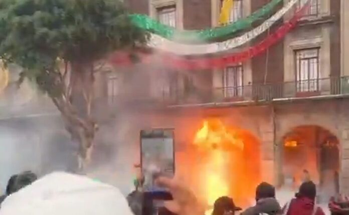marcha-por-el-2-de-octubre-caos-en-el-zocalo-de-la-cdmx-por-enfrentamientos-1024x631