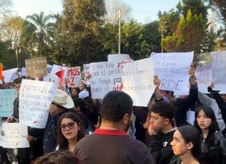 Estudiantes marchan en Michoacán para exigir justicia por alcalde asesinado en Uruapan