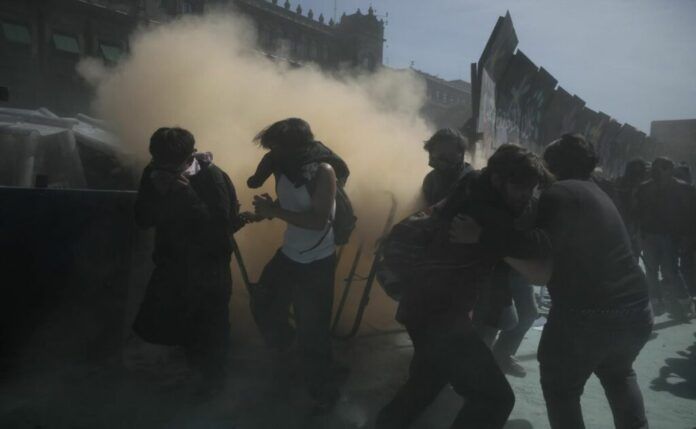 gas-lacrimogeno-contra-jovenes-participantes-de-la-marcha-de-la-generacion-z-en-la-cdmx-1024x631