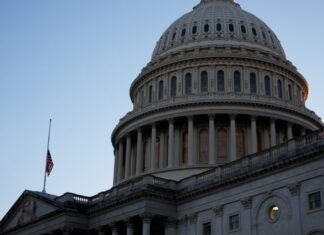 Senadores republicanos y demócratas alcanzan acuerdo para reabrir gobierno federal