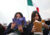 Sheinbaum entregó libros a jóvenes en el Zócalo capitalino