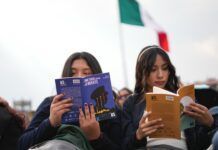 Sheinbaum entregó libros a jóvenes en el Zócalo capitalino