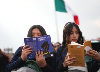 Sheinbaum entregó libros a jóvenes en el Zócalo capitalino