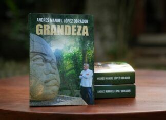 Adán Augusto López regala nuevo libro de AMLO a morenistas en el Senado