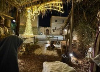 Prófugo intenta ocultarse en nacimiento de tamaño real; lo descubrió el alcalde