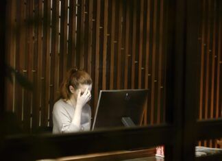 “Panza por Burnout”, costo metabólico de normalizar el agotamiento profesional