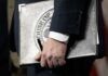 EU retira miles de documentos de Epstein tras divulgar información de víctimas