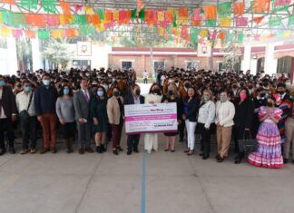 Alcaldesa Rosi Wong Romero entrega instrumentos musicales a la banda de guerra de la secundaria Justo Sierra
