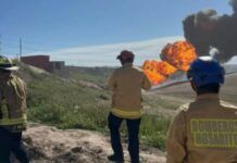 Explosión en ducto de Pemex provoca incendio y desalojos en Playas de Rosarito, Baja California