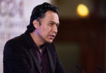 Marx Arriaga llegó a Ciudad Juárez donde fue recibido con protestas