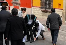 El México de Hoy / Zapatos limpios, dignidad manchada