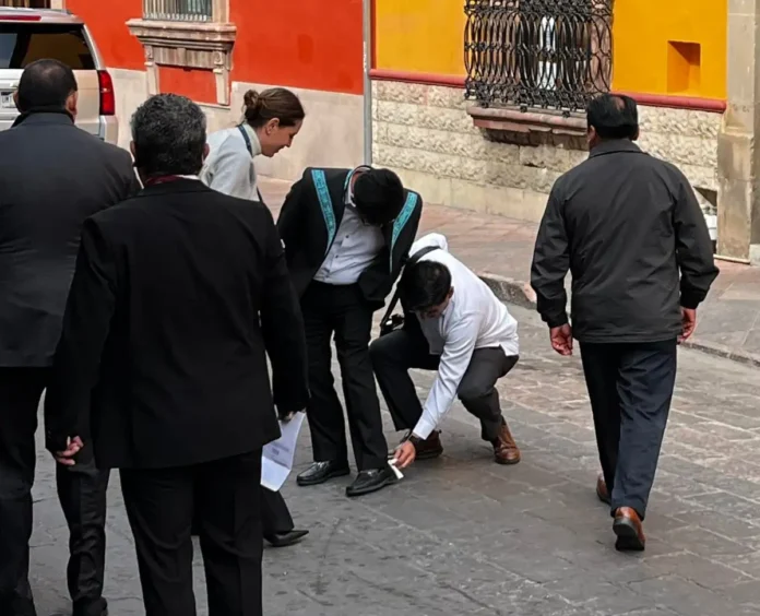 ministro-aguilar-pidio-a-dos-colaboradores-limpiarle-los-zapatos-antes-de-entrar-a-ceremonia-por-la-constitucion_8f208067-341d-4db3-b675-8a1c99f1bfe8_media